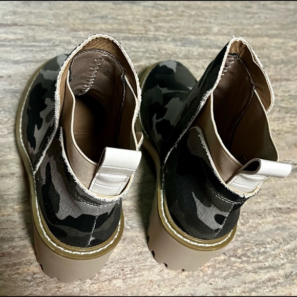 NWOB Nicole Miller Camo ankle boots - Picture 7 of 16